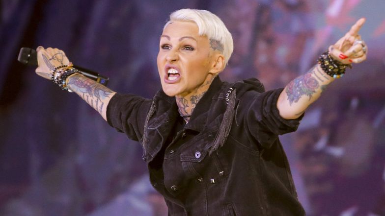 Ugrzeczniona Agnieszka Chylińska pozuje w DŁUGICH CIEMNYCH włosach. Fani: "Wracamy do 2009?" (FOTO)