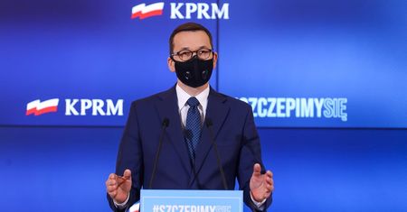 Szczepionka na COVID. Premier Mateusz Morawiecki na Okęciu
