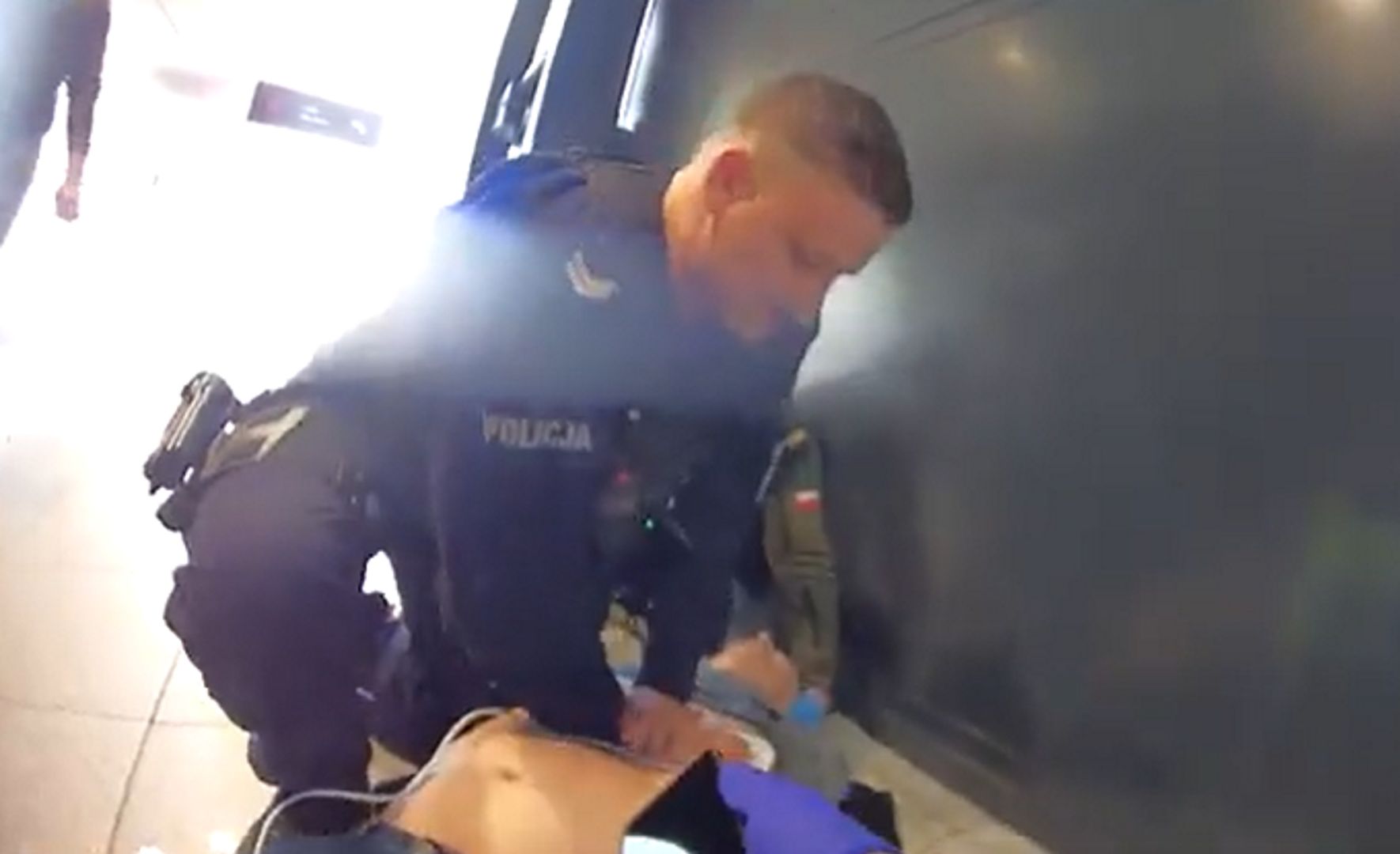 Dramat 66-latka na lotnisku w Gdańsku. Policja pokazała nagranie