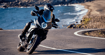 W ciągu doby pokona na motocyklu MV Agusta Turismo Veloce 2000 km przez 11 państw