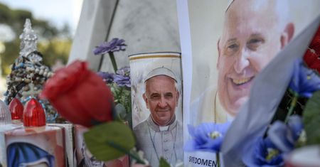 Codzienne modlitwy o zdrowie papieża Franciszka. Na placu Świętego Piotra