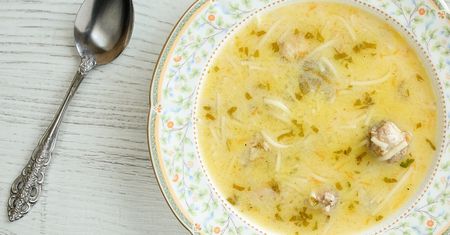 Mieszam jogurt z żółtkiem i wlewam do rosołu. Tak pysznej zupy nigdy wcześniej nie jadłam