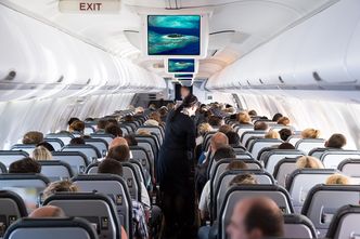 Zmuszali pracowników do szczepień. Zrezygnowali, bo nie było komu latać