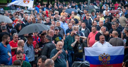 Działo się w nocy. Gorąco na Bałkanach. Tłumy na ulicach