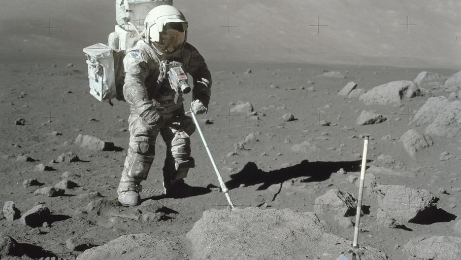 Prace na powierzchni Księżyca podczas misji Apollo 17.