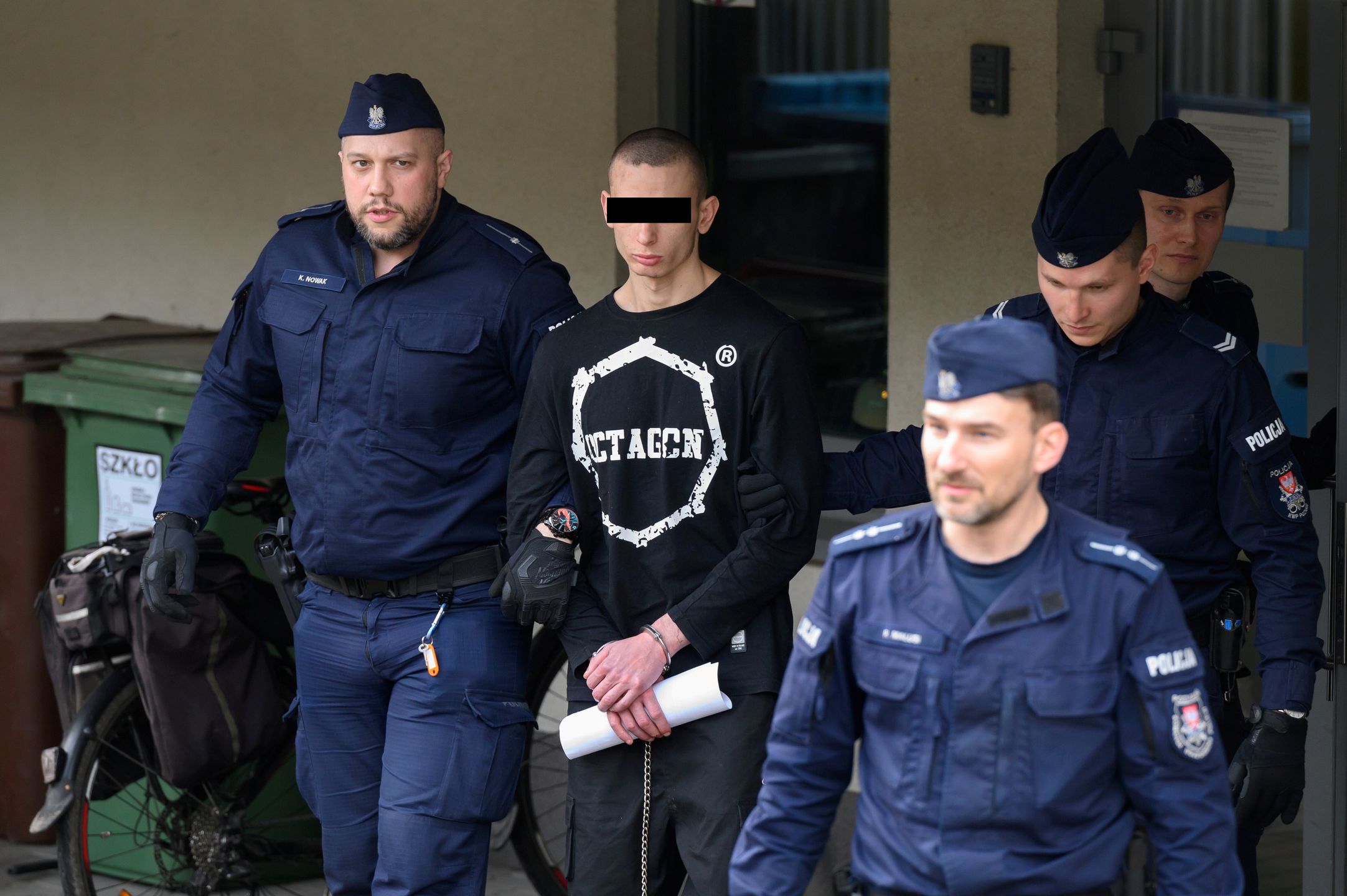 Poznań, 31.03.2023. Marcin W., podejrzany o podwójne zabójstwo w Międzychodzie i Miechowie, wyprowadzany po przesłuchaniu w Prokuraturze Okręgowej w Poznaniu, 31 bm. (mr) PAP/Jakub Kaczmarczyk ***UWAGA!!! ZAKAZ PUBLIKACJI WIZERUNKU I DANYCH OSOBOWYCH PODEJRZANEGO!!!***