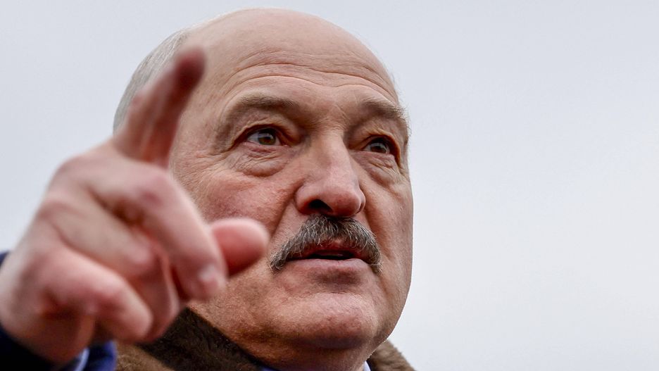 Belarus President Lukashenko visits refugee camp on Belarusian-Polish borderGRODNO, BELARUS - NOVEMBER 26: Belarusian President Alexander Lukashenko visits migrants waiting at the closed area allocated by Belarusian government on the Belarusian-Polish border in Grodno, Belarus on November 26, 2021. Sefa Karacan / Anadolu Agency/ABACAPRESS.COM 
Dostawca: PAP/AbacaAA/ABACAbia�orusko polska, bia�orusko-polska, centrum logistyczne, kryzys migracyjny, migranci, politics, sytuacja na granicy, visit, gest