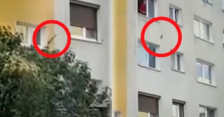 Awantura w bloku. Rzucona siekiera wbita w elewację budynku