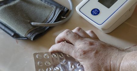 Robisz tak podczas mierzenia ciśnienia? Jeden błąd zawyża wynik