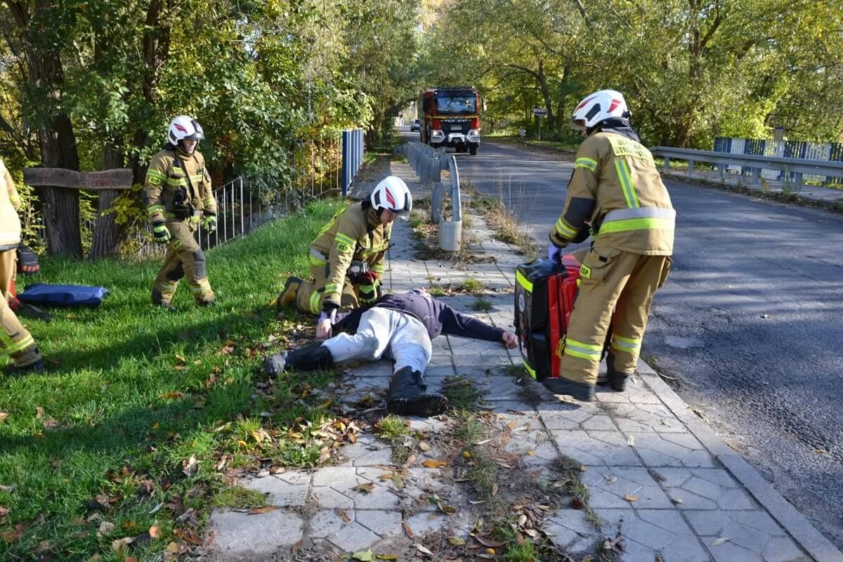 Strażacy biorący udział w ćwiczeniach zgrywających "Las Dąbrowa"