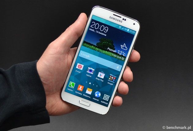 Samsung Galaxy S5 w ręce