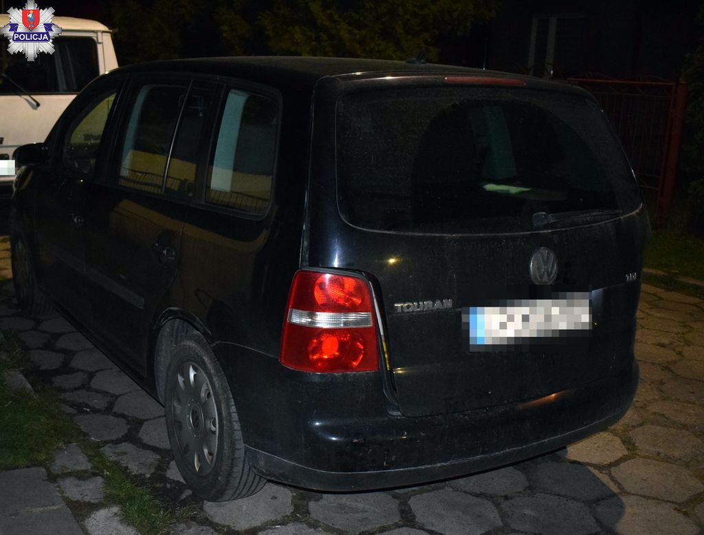 Z ponad 4 promilami i bez uprawnień ruszył w drogę. Pasażer wypadł z auta