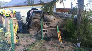 Brześć Kujawski: Nocny wypadek pod miastem. 20-latek rozbił ogrodzenie