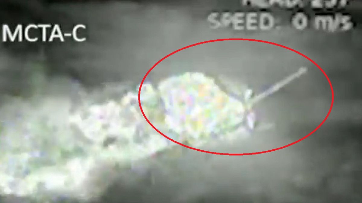 Palący się wojskowy rosyjski pojazd wyglądał jak jadąca kula ognia