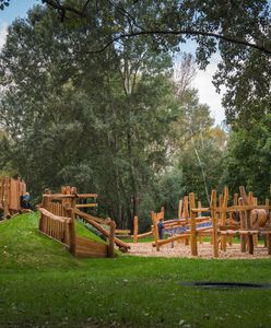 Warszawa. Nowy plac zabaw w Dolince Służewskiej gotowy. Skłócił dorosłych, pogodzi dzieci