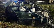 Skoroszów: Mercedes kompletnie zmiażdżony po czołówce z ciężarówką. Jedna osoba zginęła, dwie są ranne