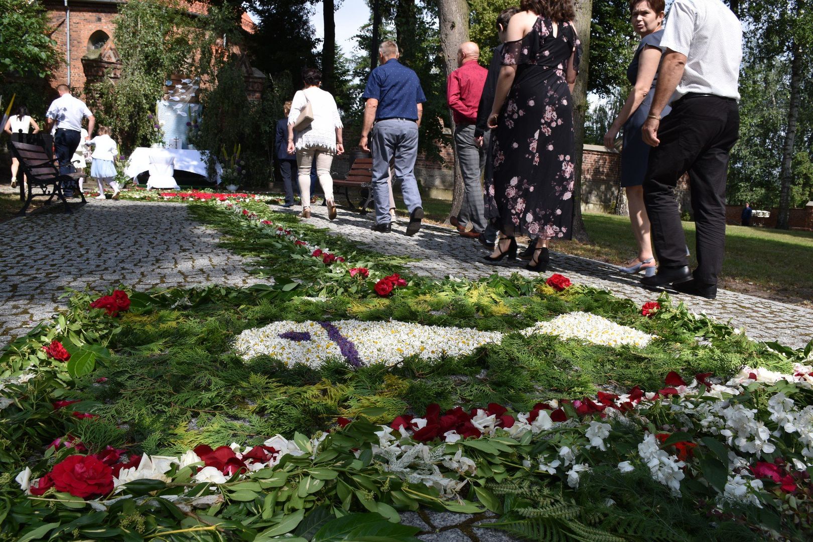 19.06.2025r. Procesja Bożego Ciała w Stawie. W tym roku wierni przygotowali dywany kwiatowe na wzór tych ze Spycimierza