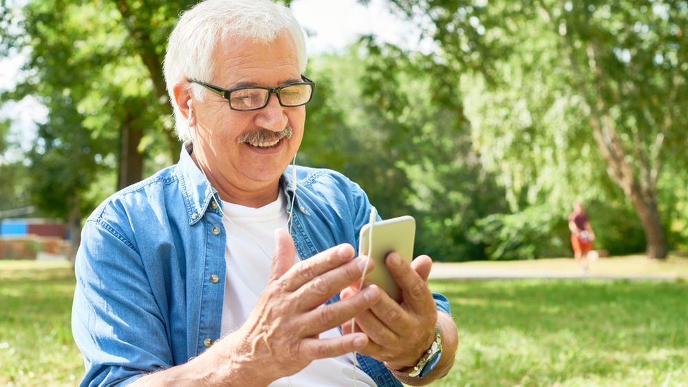 Poradnik dla osób starszych: jak kontaktować się z rodziną przez wideorozmowy? 1