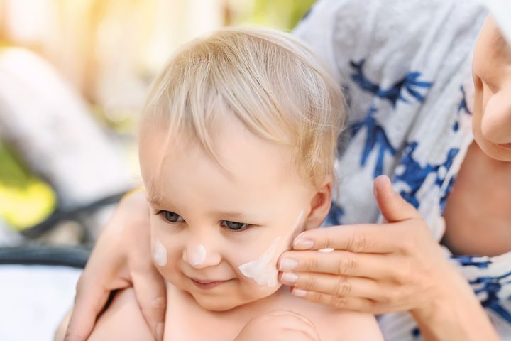 Kremy z SPF to kosmetyki chroniące skórę przed działaniem promieniowania słonecznego, które ma na nią bardzo niekorzystny wpływ.