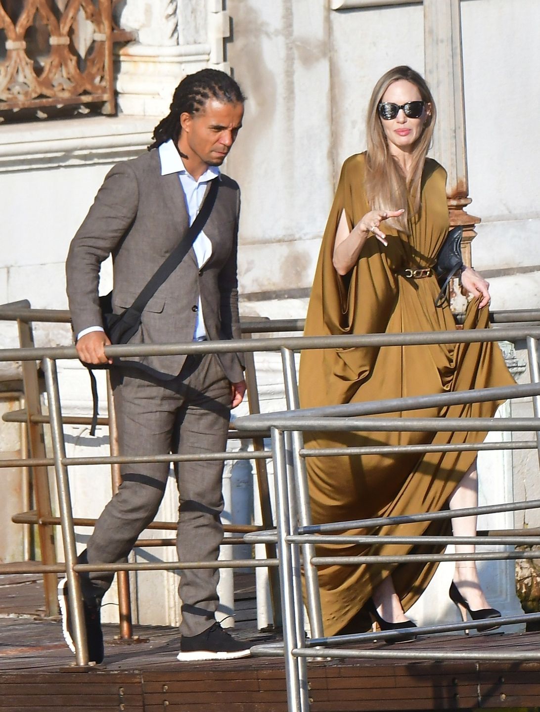 Angelina Jolie opuszcza hotel w towarzystwie znanego rapera