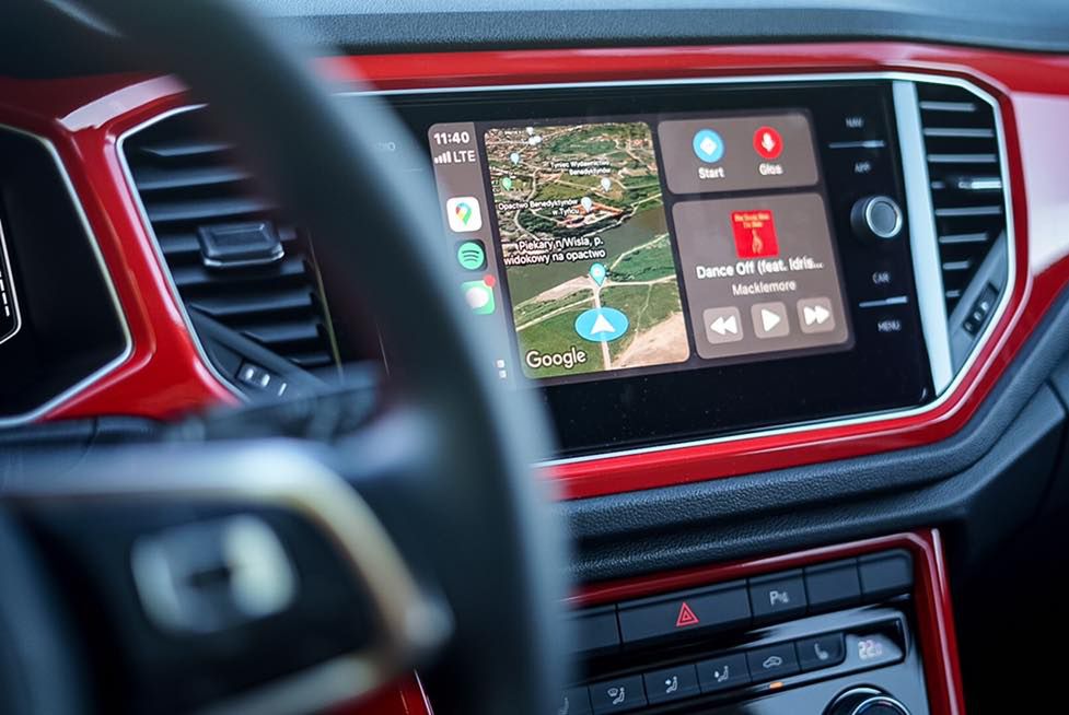 Google Maps na ekranie głównym interfejsu Apple CarPlay