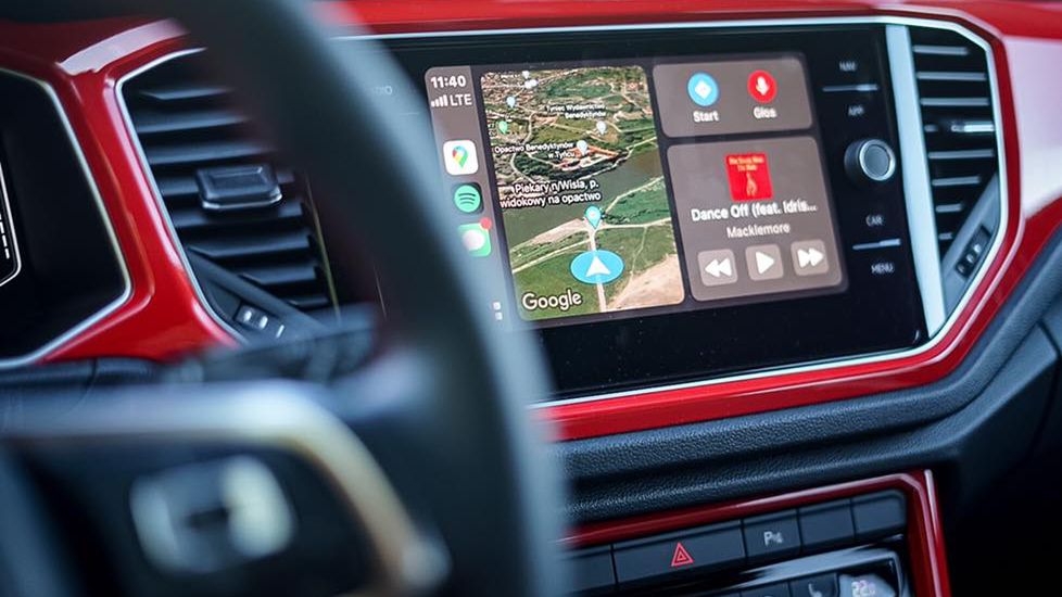 Google Maps na ekranie głównym interfejsu Apple CarPlay
