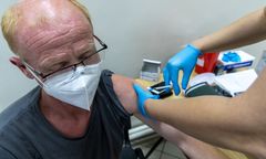 Jak skuteczne są Pfizer i Moderna? Nowe badania nie pozostawiają złudzeń