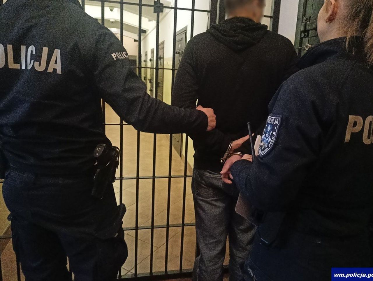 Chodził po miasteczku w kradzionych okularach przeciwsłonecznych. Żeby je zdobyć, groził ochroniarzowi