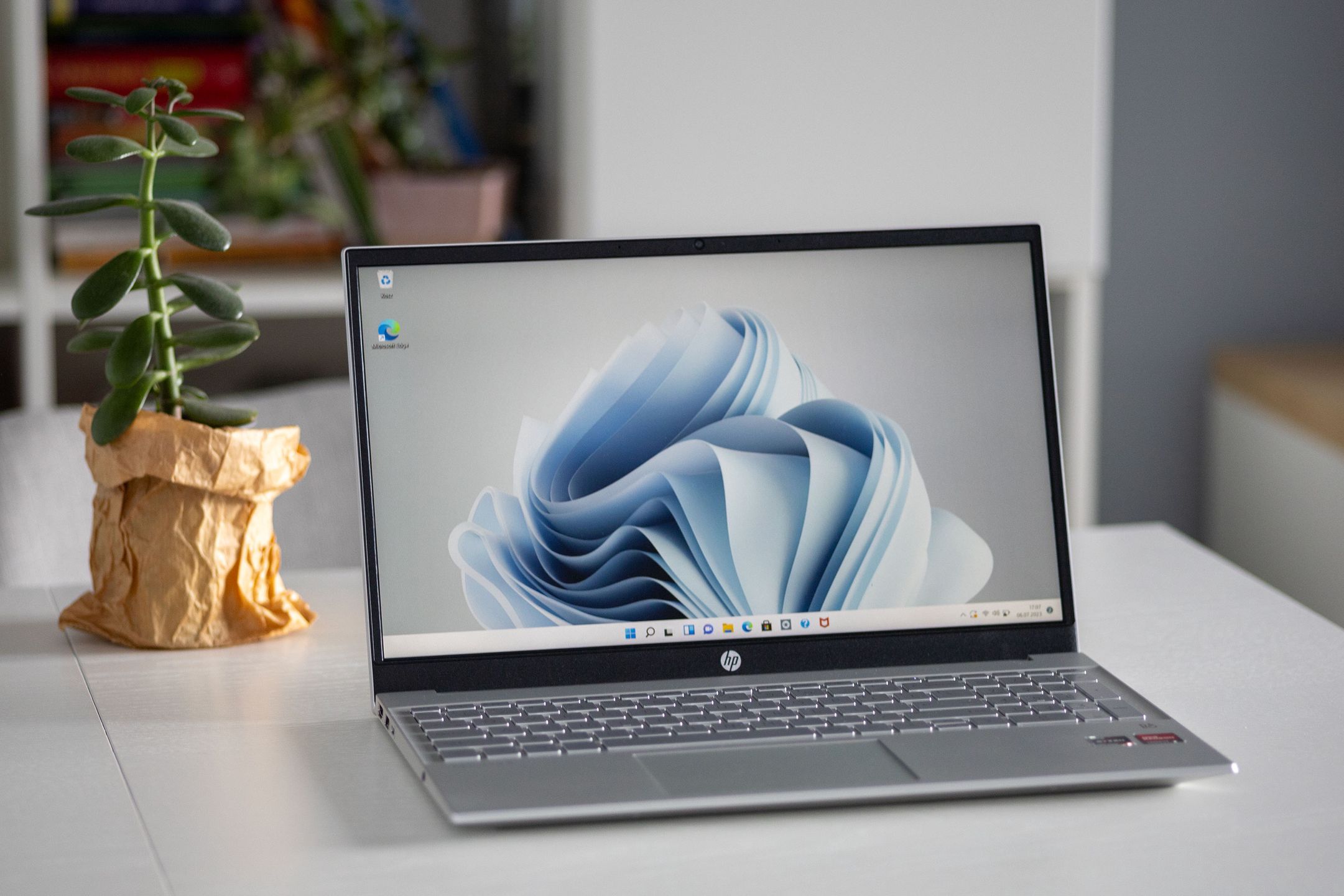 Nowoczesny laptop do niczego (może poza zasilaniem) nie potrzebuje kabli!