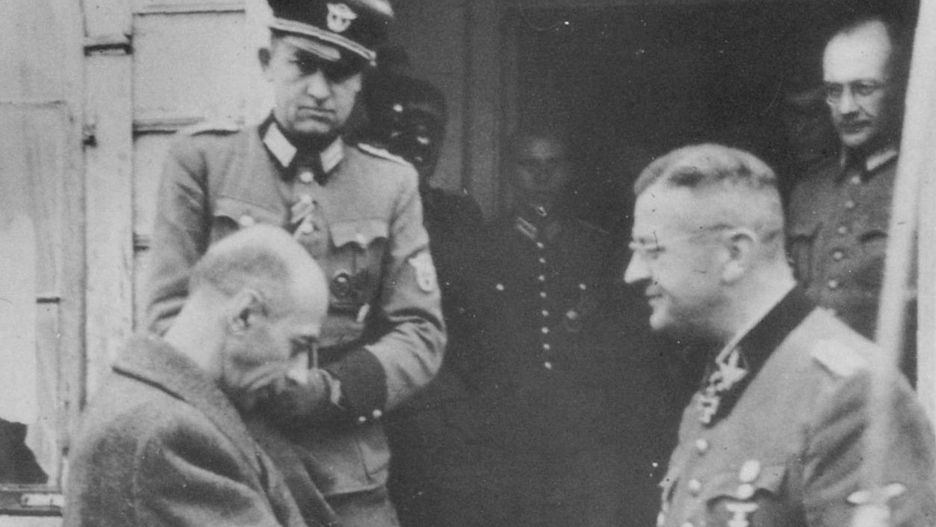 Po spotkaniu z SS-Obergrupenführerem Erichem von dem Bach-Zelewskim w jego kwaterze w Ożarowie Mazowieckim. 4 października 1944 