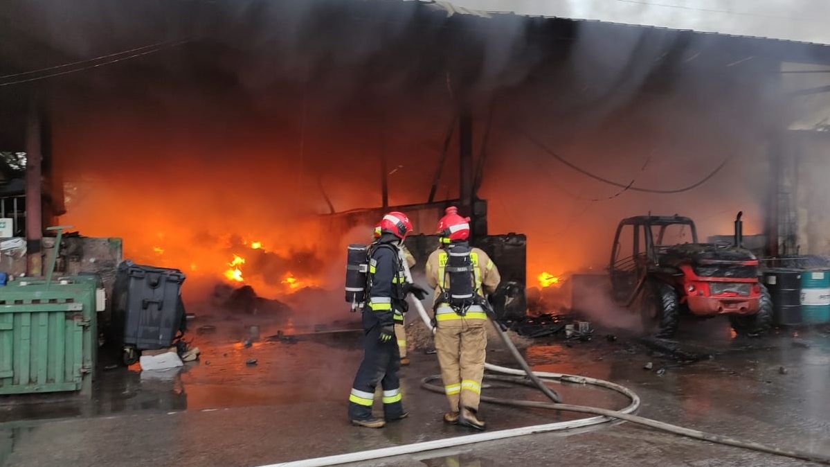 Pożar hali z niebezpiecznymi odpadami przy ul. Metalurgicznej