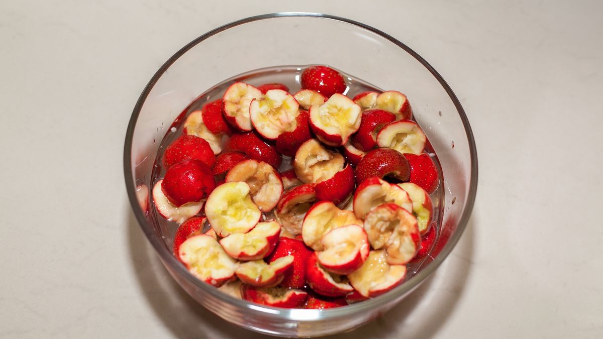 Hawthorne berries in a bowl
Hawthorne berries in a bowl
niuniu