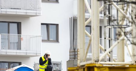 Czarne chmury kłębią się nad pracownikami. Niepokojące dane z firm