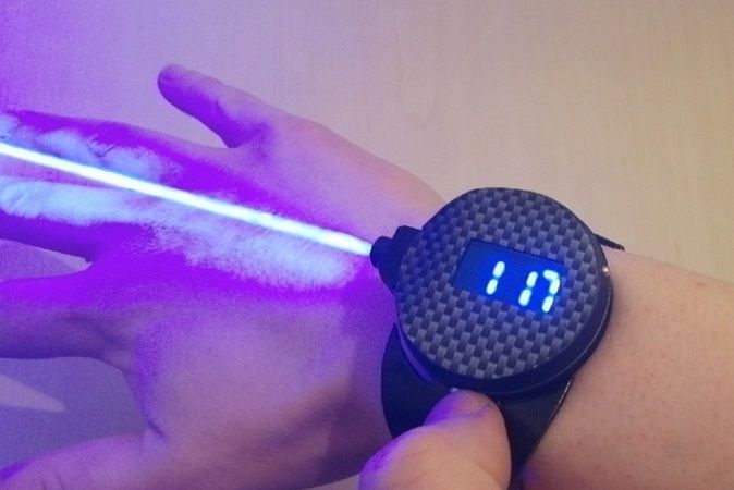 Laser Watch - zegarek jak z Jamesa Bonda. Pokaże godzinę i wypali dziurę w ścianie! 1