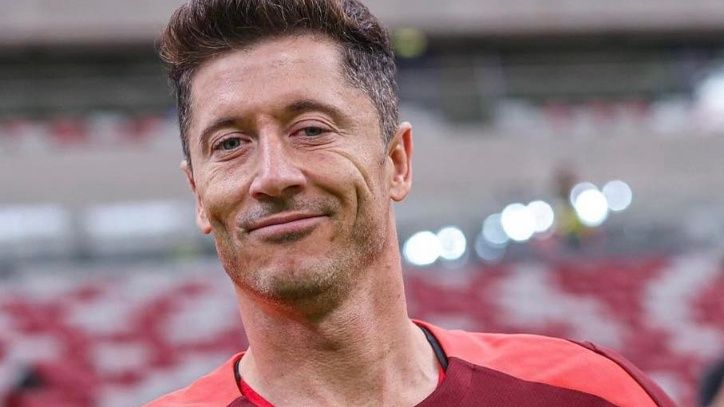 Robert Lewandowski z córkami na plaży robią babki z piasku