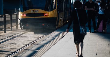 Dramatyczny wypadek na Mokotowie. Zderzenie śmieciarki i tramwaj
