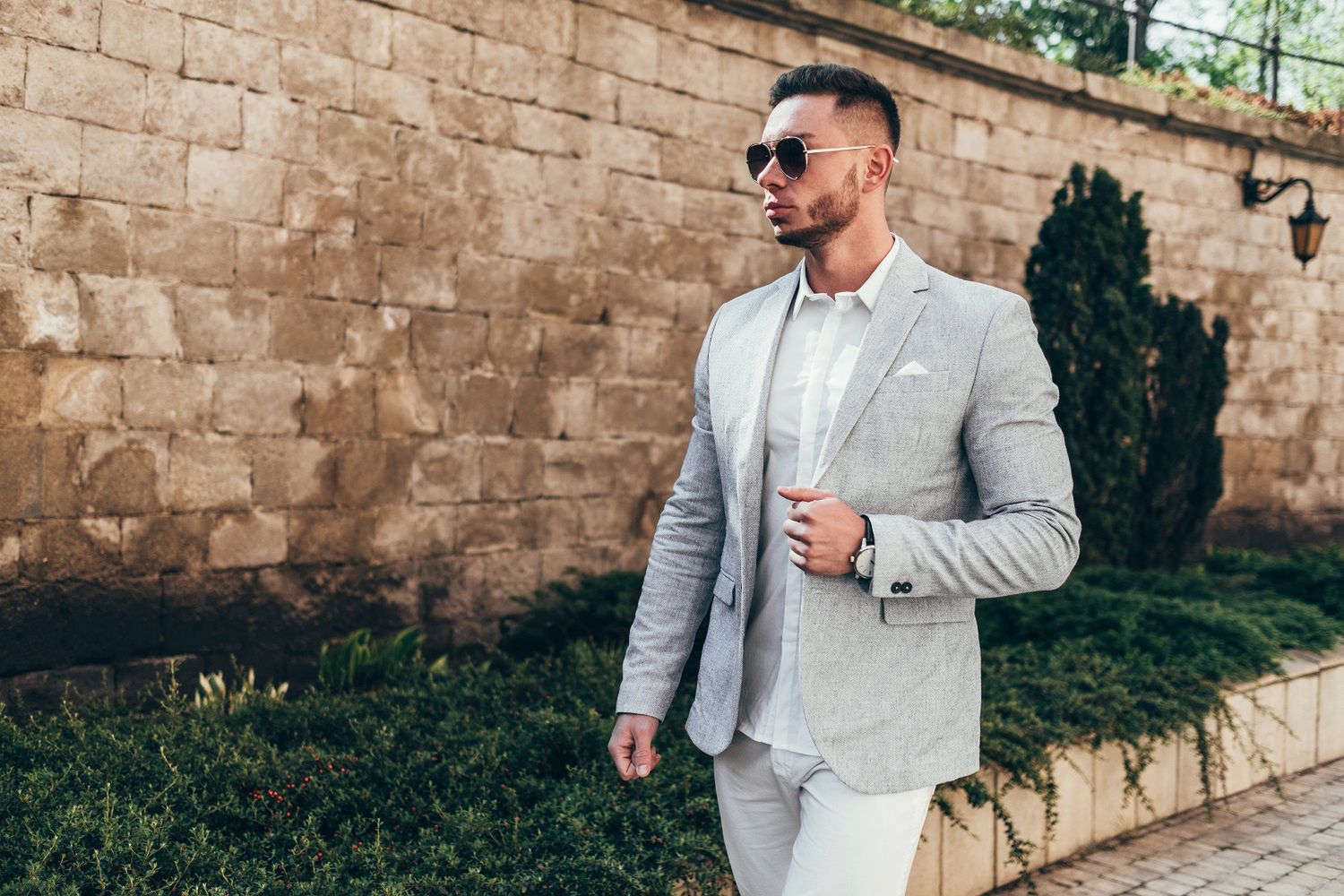 Męskie stylizacje z koszulą są eleganckie i modne.