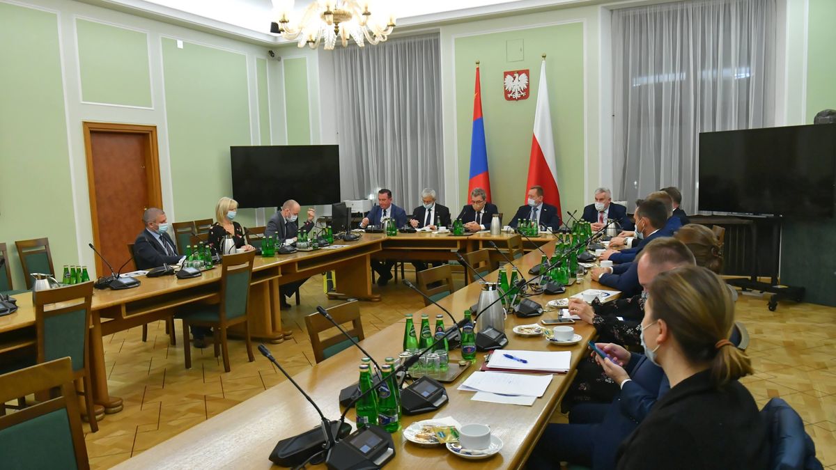 Kancelaria poszukiwała dodatkowych osób do przygotowywania zapisów z obrad komisji