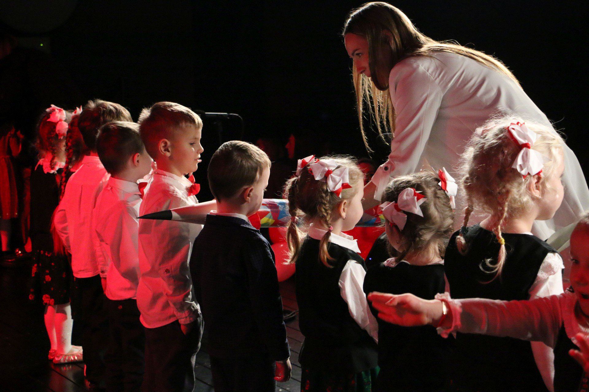 Przedszkolaki z Przedszkola Sióstr Służebniczek podczas patriotycznego występu z okazji Dnia Niepodległości w MCK w Aleksandrowie Kujawskim.