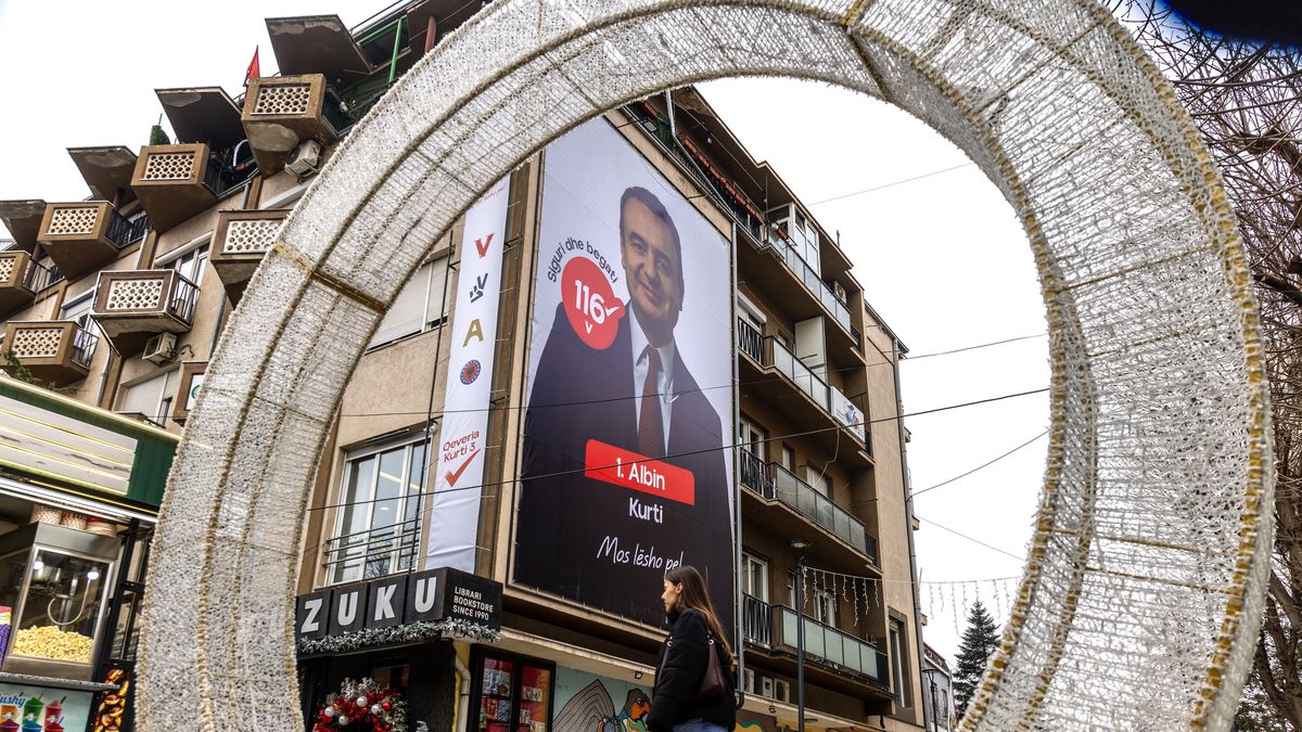 A person walks past an election campaign billboard in Pristina, Kosovo, 26 December 2025, as the country prepares for snap parliamentary elections on 28 December following months of political deadlock after inconclusive general elections held in February 2025. EPA/GEORGI LICOVSKI Dostawca: PAP/EPA.