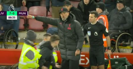 Juergen Klopp się wściekł. Kibic wpadł na boisko i uszkodził piłkarza