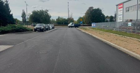 Koniec wybojów na ul. Anny Walentynowicz. Drogowcy ułożyli nowy asfalt za ponad 400 tys. zł