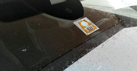 Obowiązkowe naklejki na szybę. Za brak już niedługo zapłacisz 500 zł