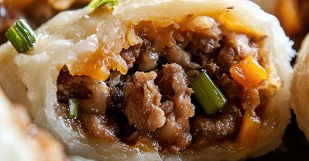 Tak zrobisz pierogi z mięsem bez lepienia. Szybciej i prościej już się nie da