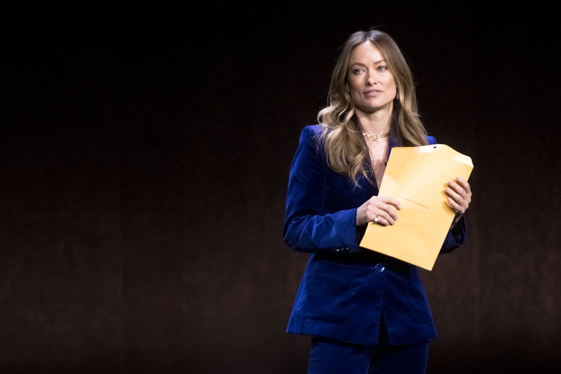 Olivia Wilde odbiera na scenie kopertę z sądowymi dokumentami