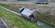 Malbork. Kierowca renault dachował w rowie. 48-latek był pod wpływem marihuany
