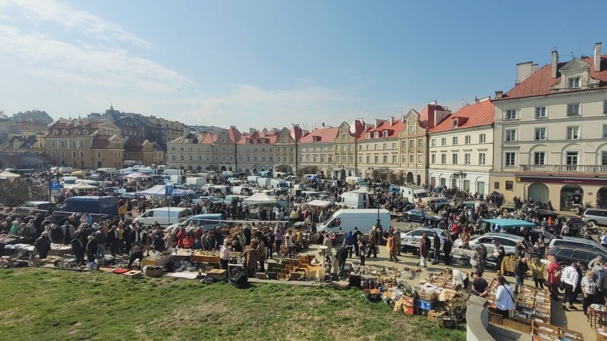 Lubelska Giełda Staroci na placu Zamkowym w Lublinie