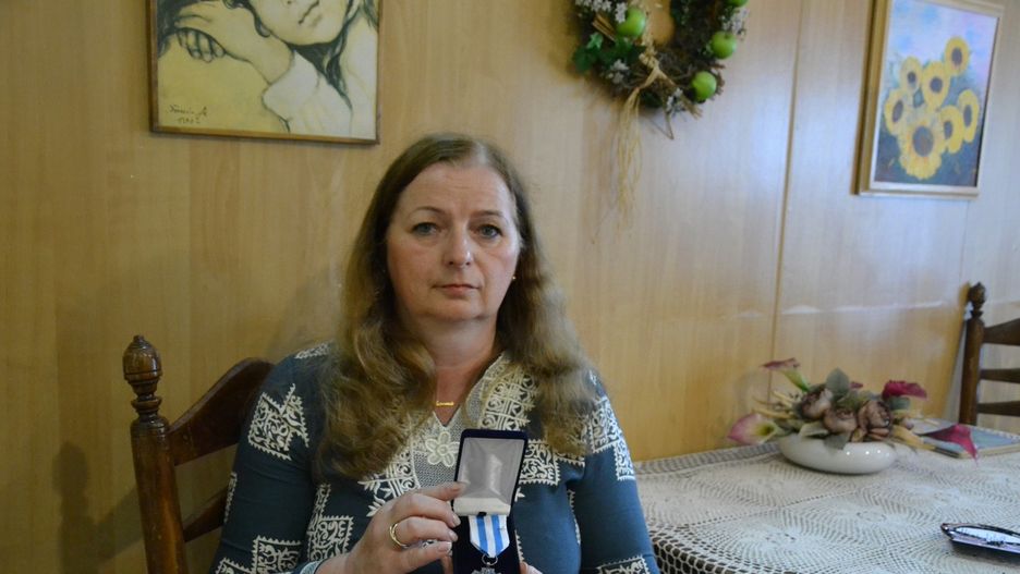 Iwona Kowalska z otrzymaną odznaką