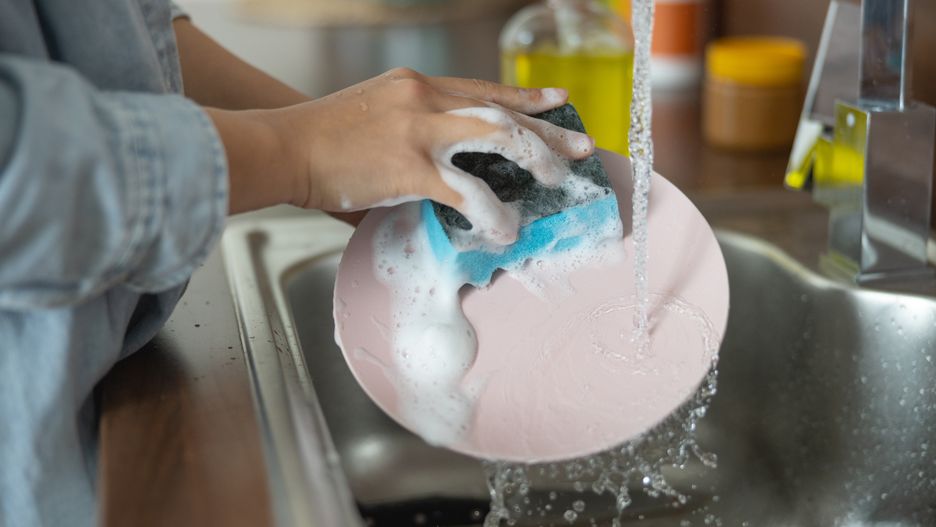 Trik na zdezynfekowanie gąbki kuchennej 