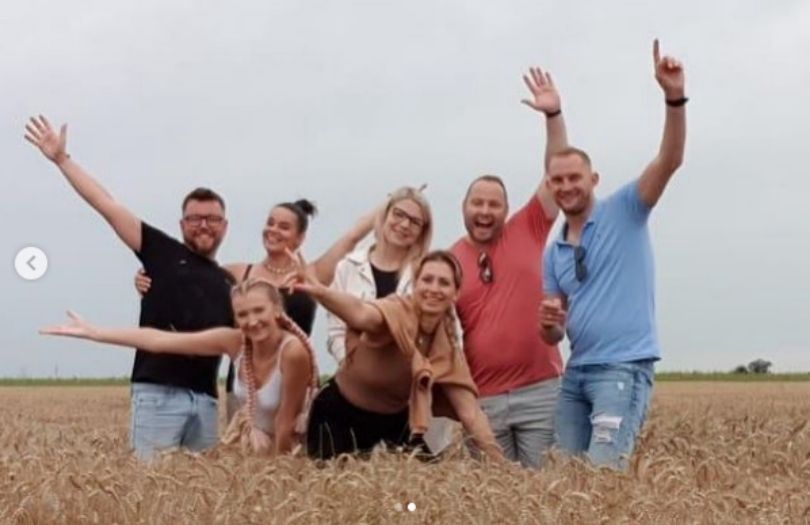 Uczestnicy "Ślubu od pierwszego wejrzenia" pozują wśród zbóż